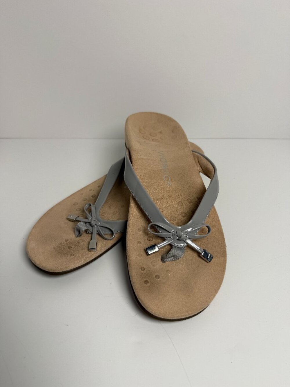 Vionic Bella Gray Patent Bow Thong Orthotic Sandals Sz 8